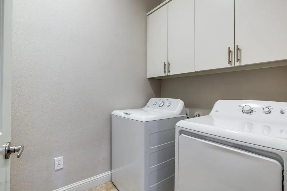 Stunning Oak Lawn Townhouse Close to everything