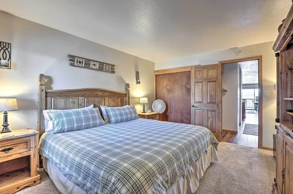 8 Mi to Keystone Resort: Dillion Condo w/ Hot Tub!