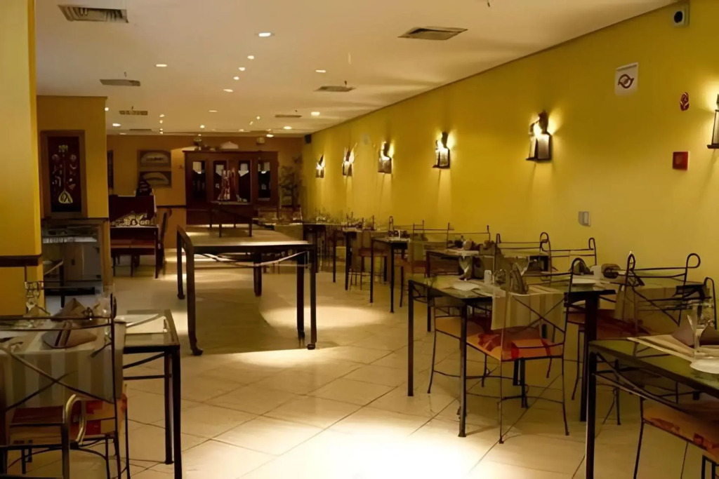 Flat com 1 quarto sala, cozinha de apoio, banheiro, serviços de arrumação diária.