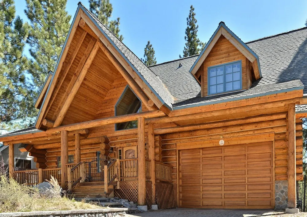 3BR Custom Handmade Log Home by RedAwning