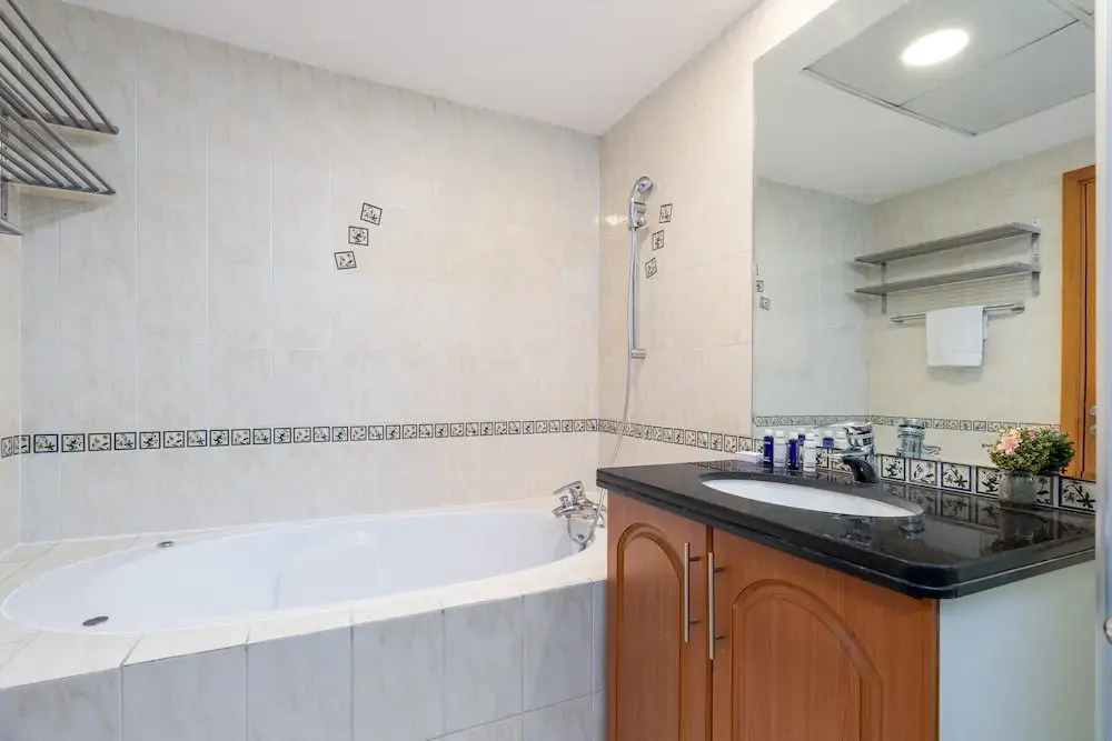 Maison Privee - Sleek Apt with Dubai Marina Vws & Premium Facilities.
