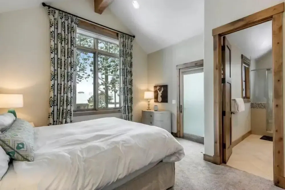 Luxurious 6-bedroom Ski-in/ski-out Home, Very Spacious, With Private hot tub and Game Room