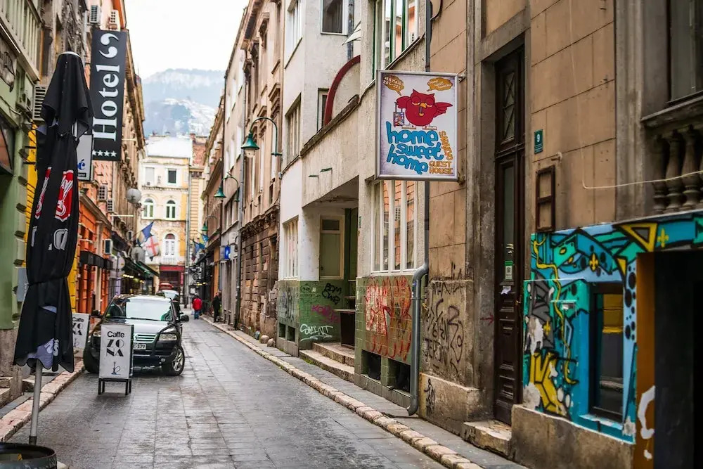 Funky Room for 4- Artistic Guesthouse-main Street!