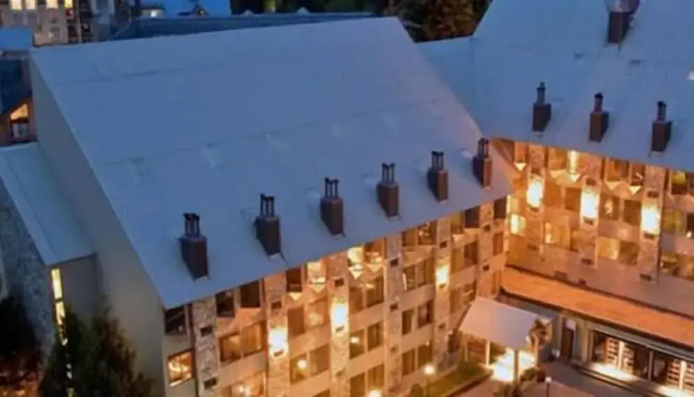 Mountain Side Hotel Whistler by Executive