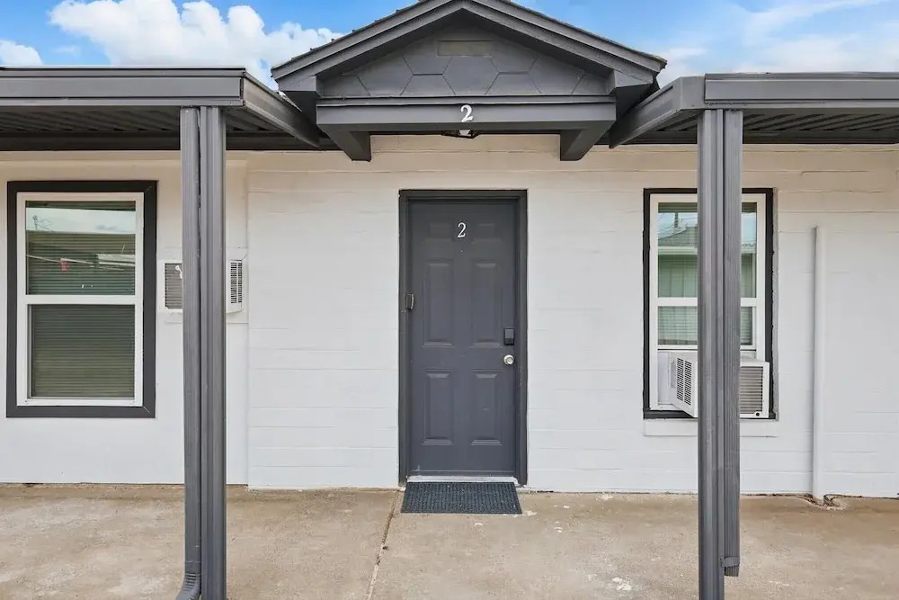 Modern 4BR 2BA Home With Hot Tub-grill & Huge Yard
