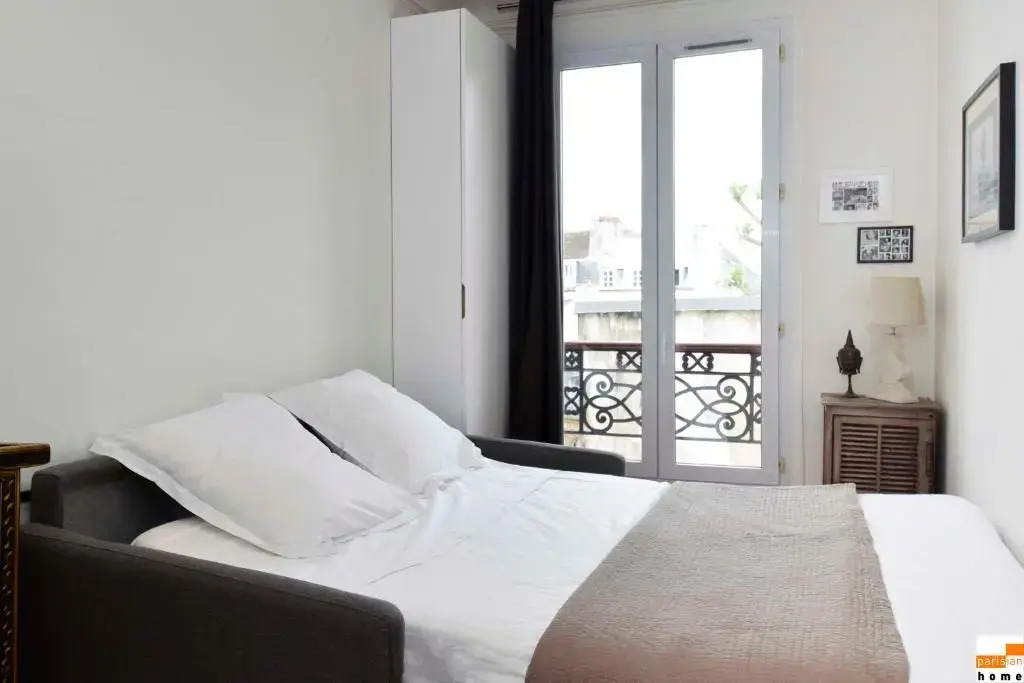 204340 - A two-room apartment with traditional chic style in the Marais