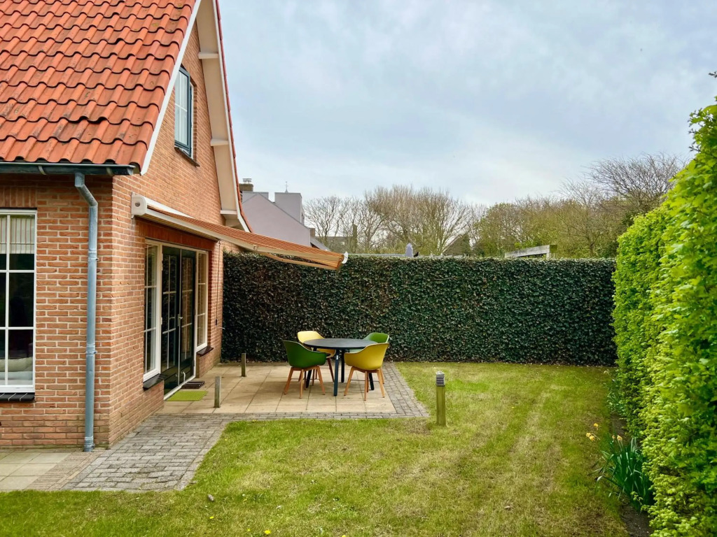 Uniek huis onderaan de duinen -veel privacy- eigen parkeerplaats