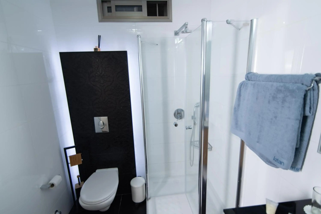 Prestige Room in Prestige location Bahais Garden