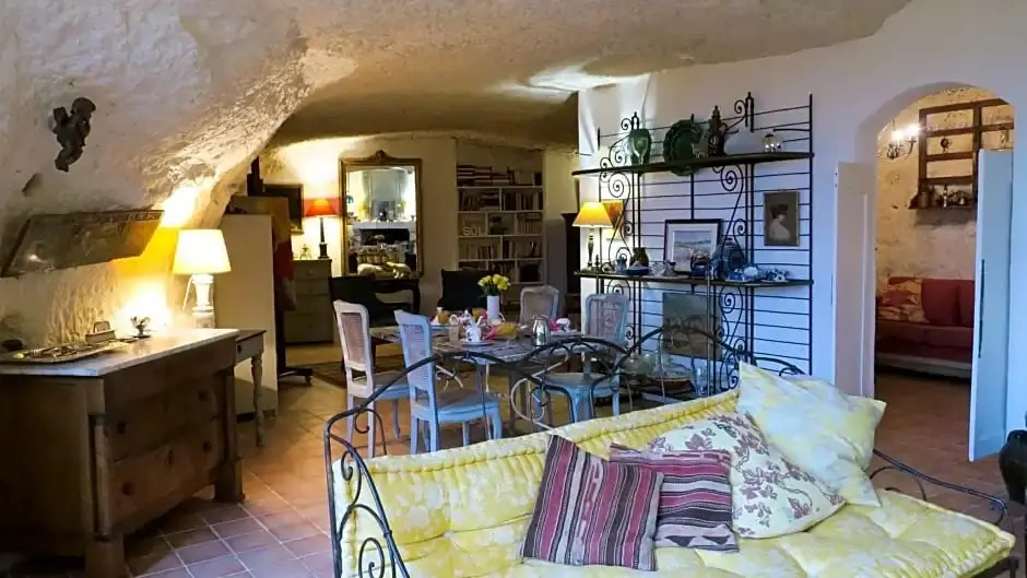 La cave de léperon troglodyte
