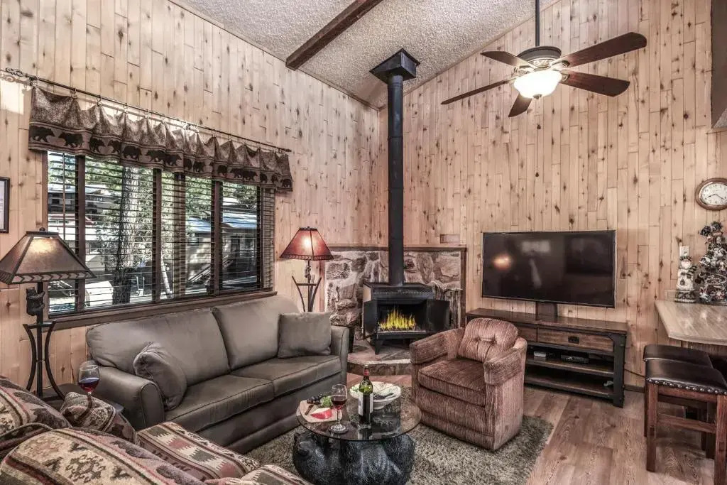 Fox Hollow Condo #08, 2 Bedrooms, Sleeps 6, Wood Stove, Barbecue