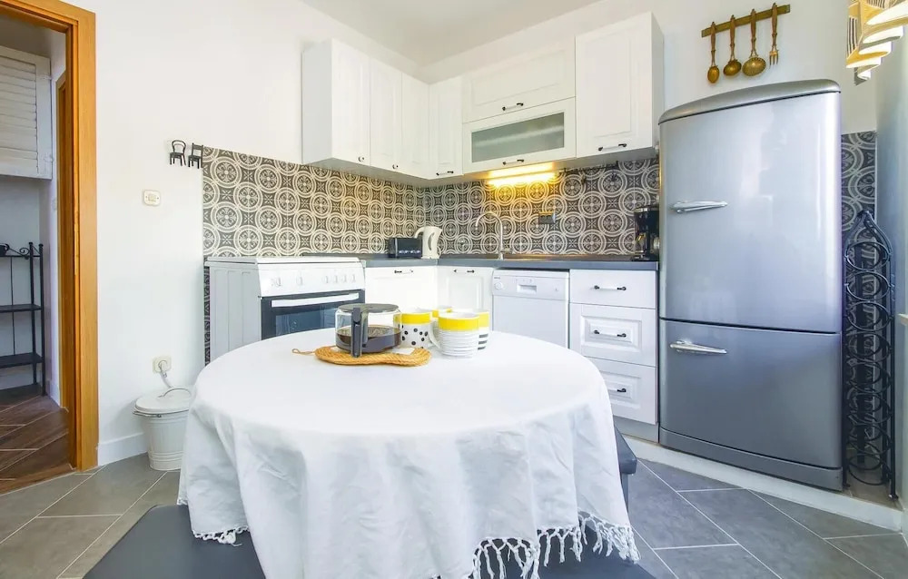 Awesome Apartment in Postira With 5 Bedrooms and Wifi