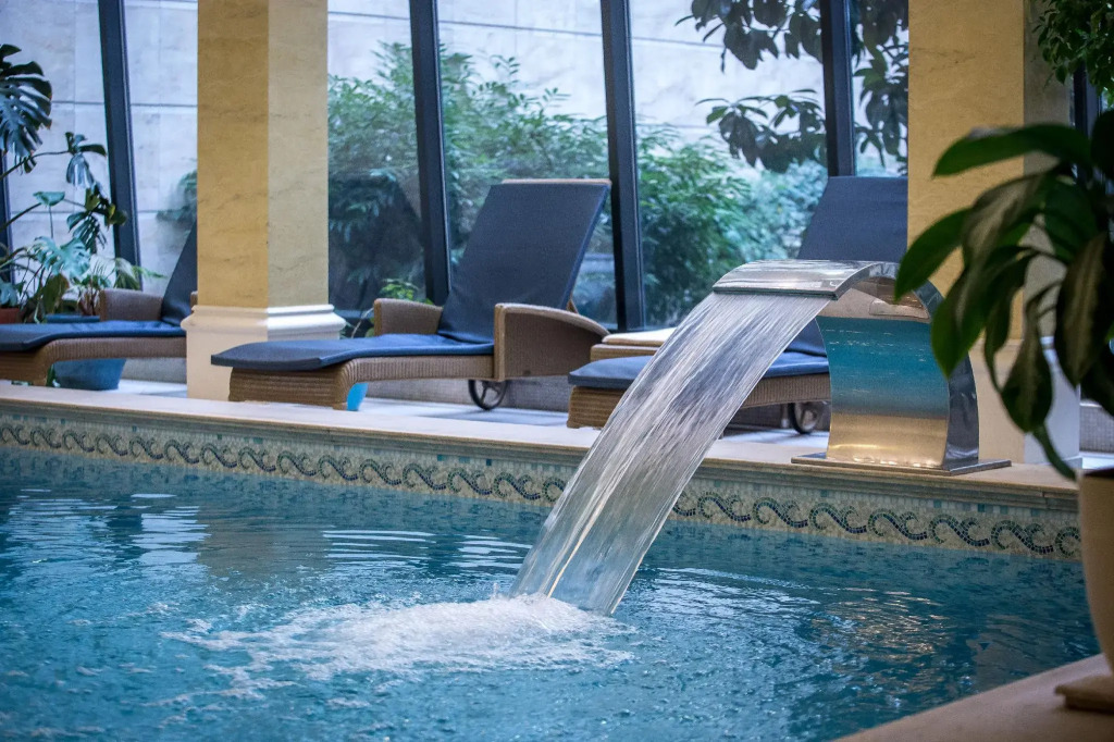 Queens Court Hotel & Residence