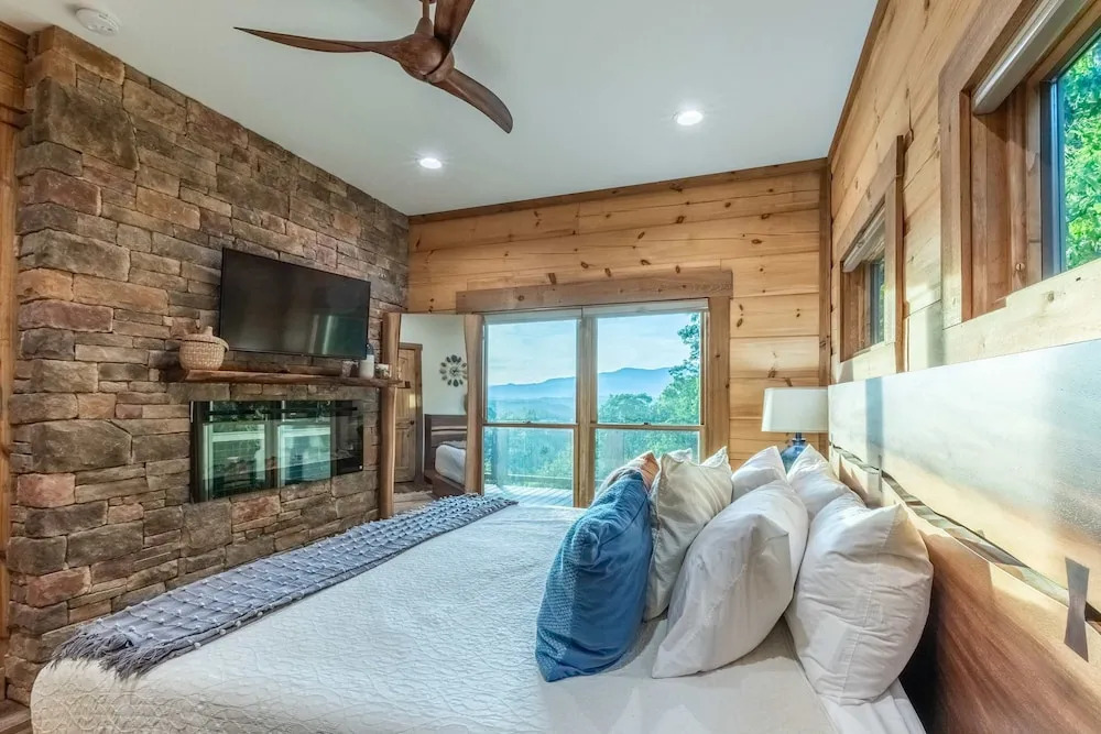Luxury Cabin Lake View Access Theater Game Room