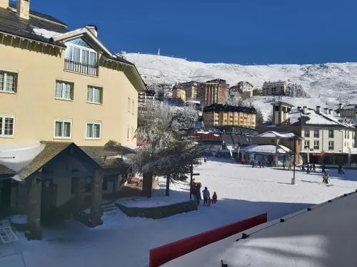 Bed and Snow Art Apartments