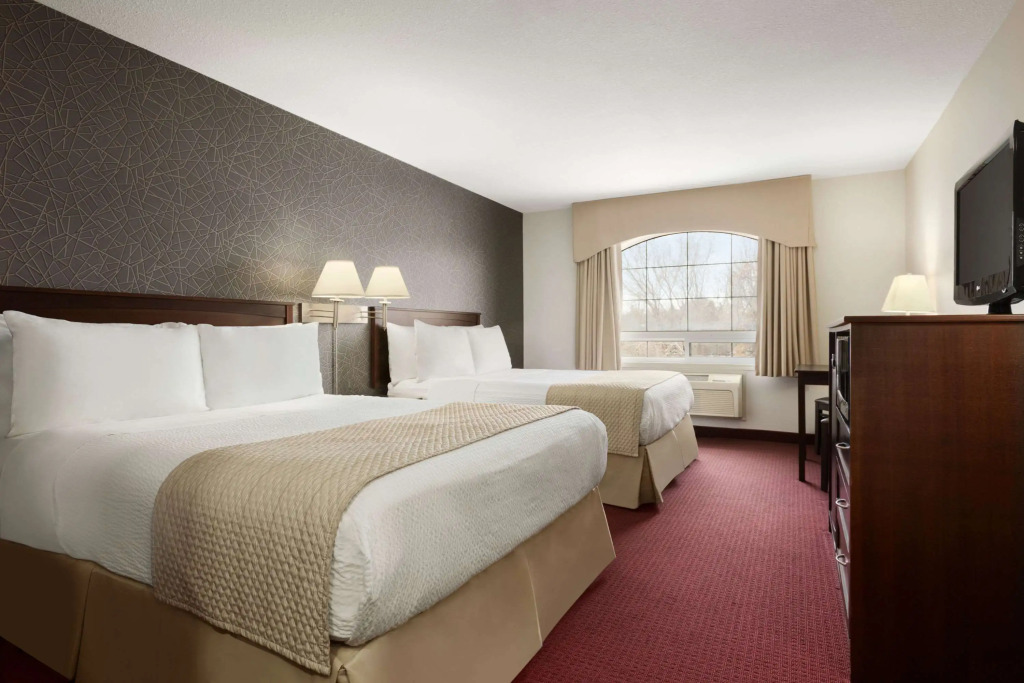 Days Inn & Suites by Wyndham Brandon