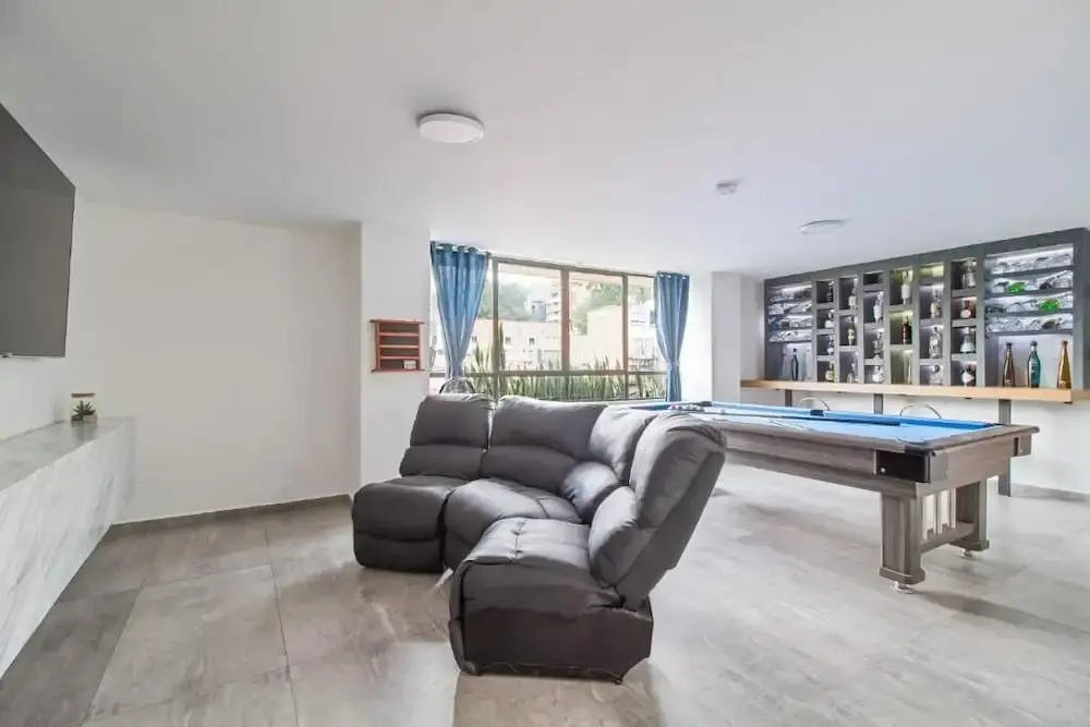 2bedroom with pooltable 1 block -Lleras