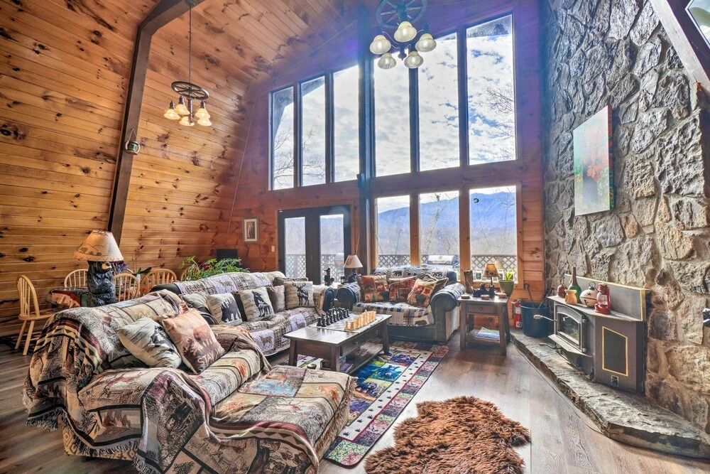Mtn-View Cabin w/ Deck: 5 Mi to Gatlinburg