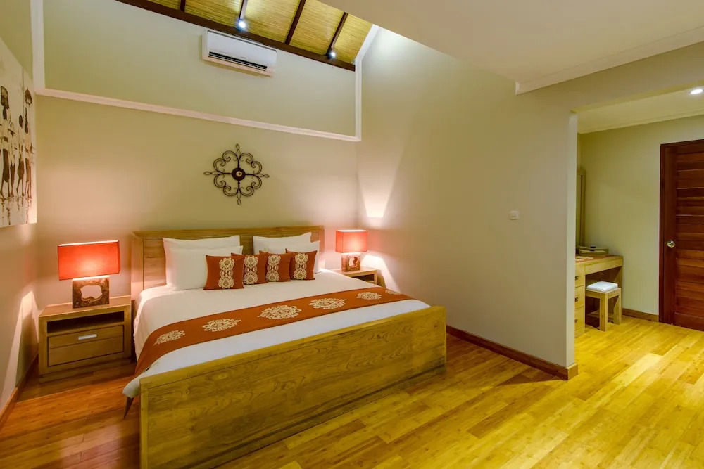 Super 4 Bed, Sleeps 8, Just 300m walk from Beach