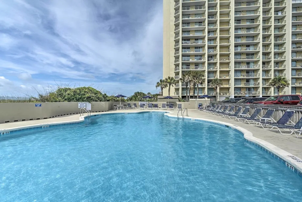 Warm Weather Escape w/ Pool Access in Myrtle Beach