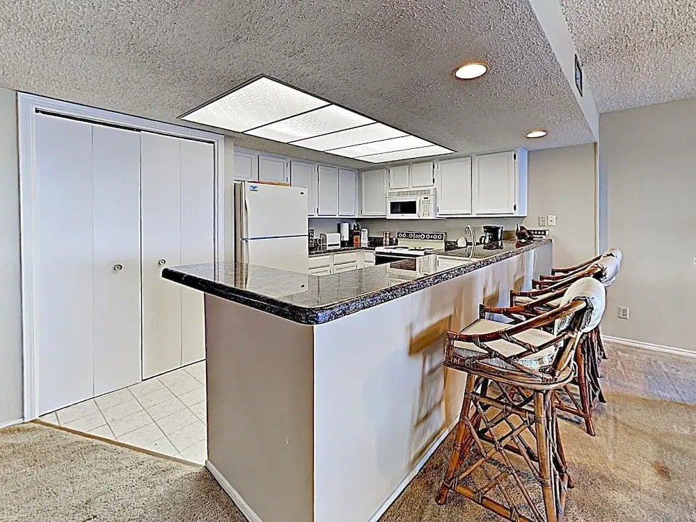 New Listing! Tranquil Corner Unit W/ Gym & Pools 3 Bedroom Condo
