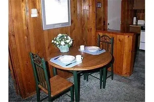 1198 Carson Avenue 1 Bedroom Cabin by RedAwning