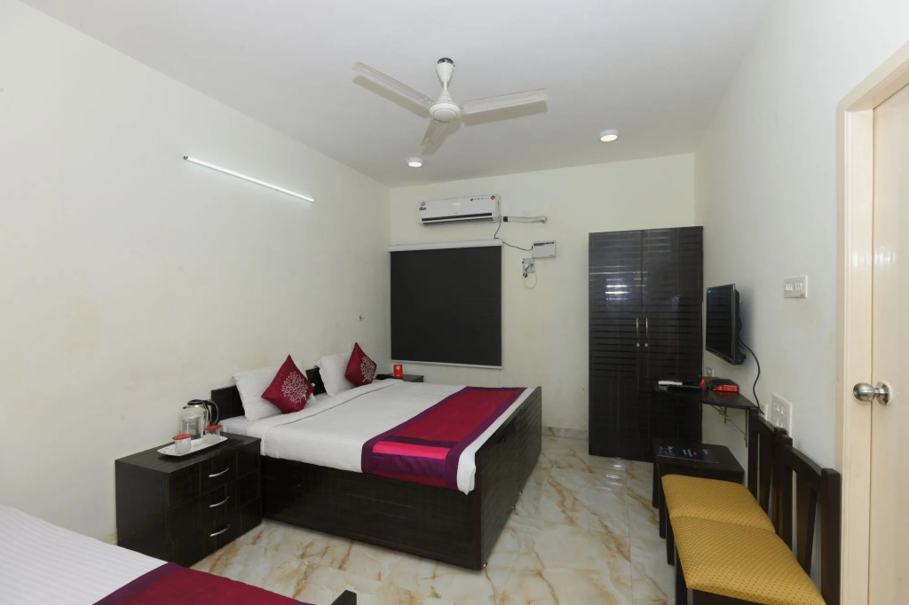 The ECR Grand Residency by OYO Rooms