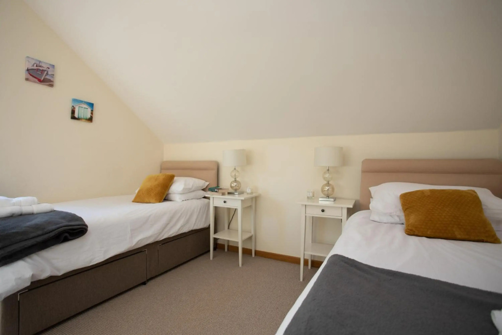 4 bed detached house - Freshwater