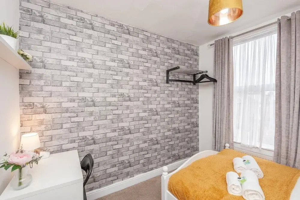 Leeds 4-bed House - Sleeps 9, Free Parking & Wifi