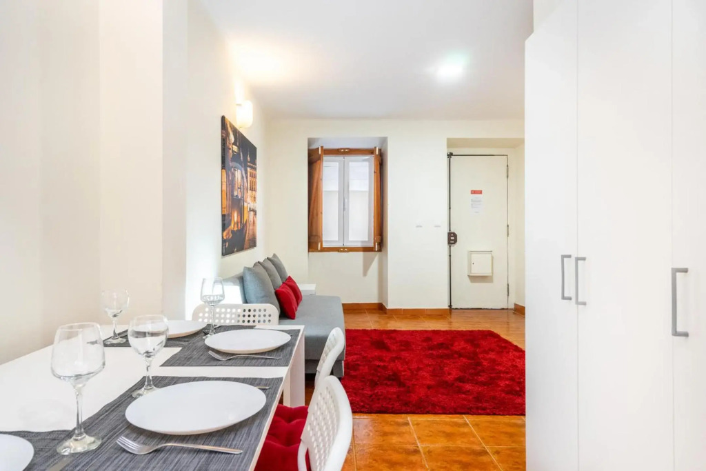 Lisboa, Charming Patio House, Central Lisbon, WIFI, Air Conditioning, Near Metro, by IG