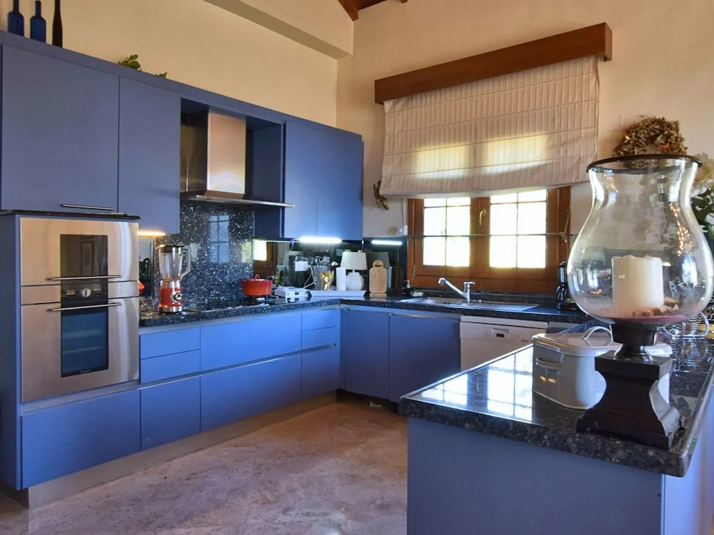 Luxury Villa with Private Pool & Spacious Garden near Sea & Marbella