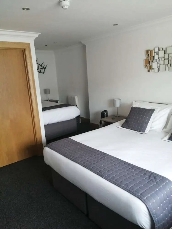 Reveller Bar Lodgings