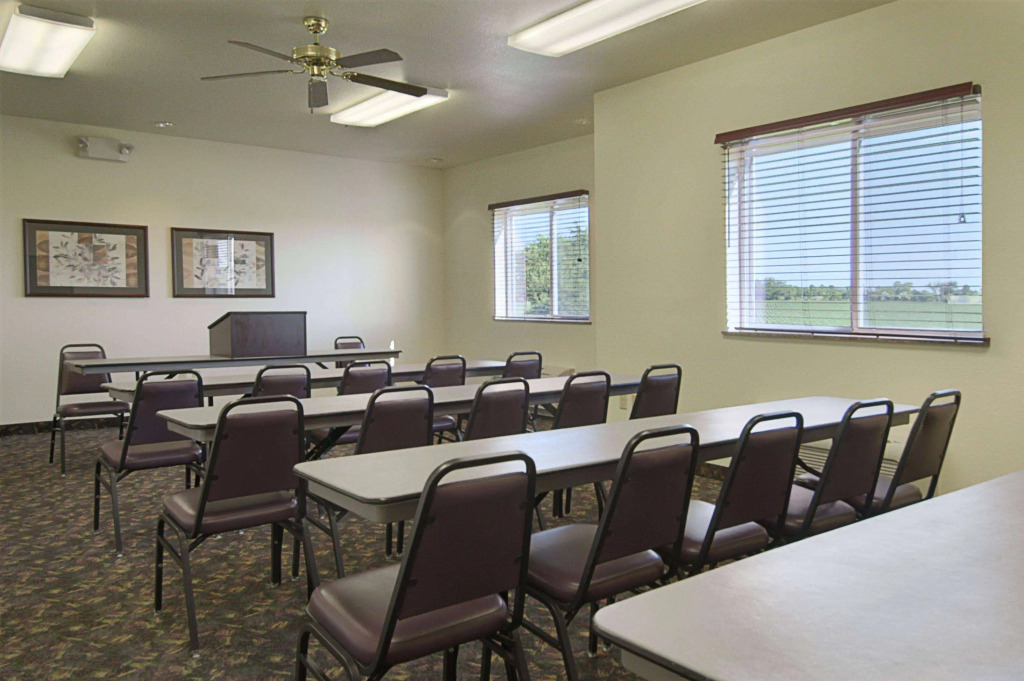 Super 8 by Wyndham Iola KS
