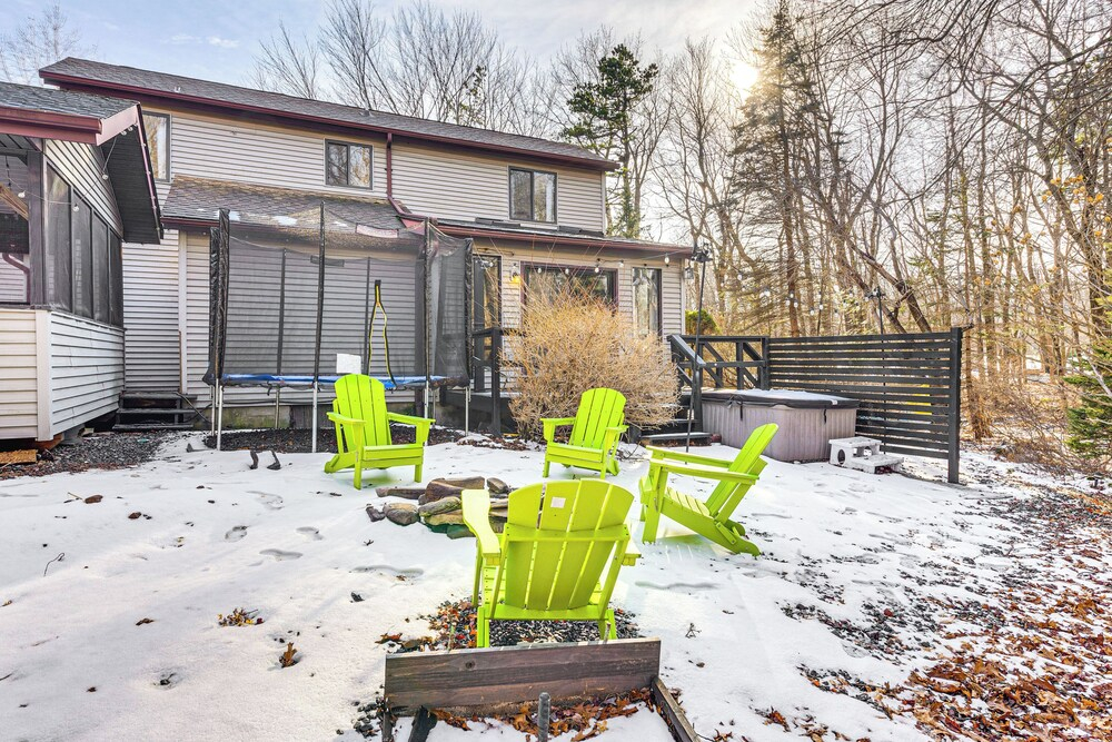 Hot Tub & Game Room: Long Pond Getaway!