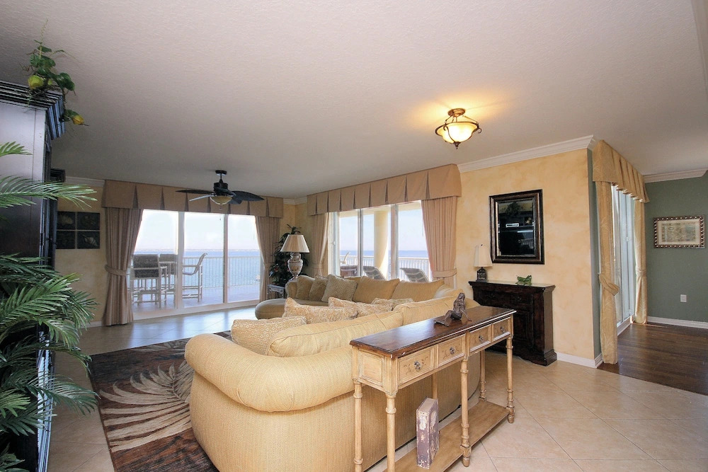 Heron 603 - 3 Br condo by RedAwning