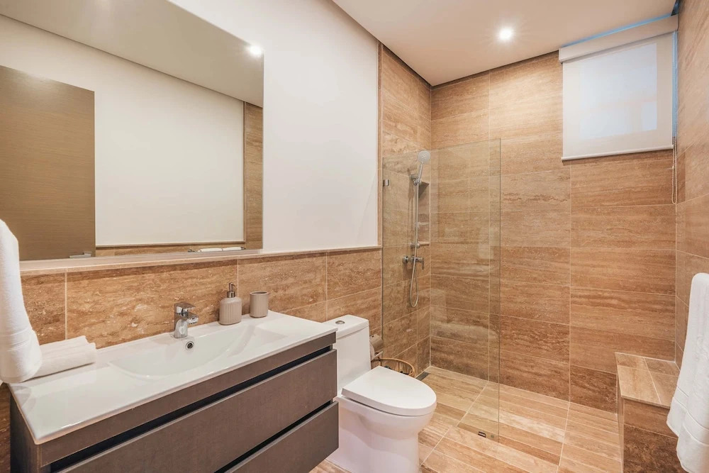 2br Apartment With Balcony and Views