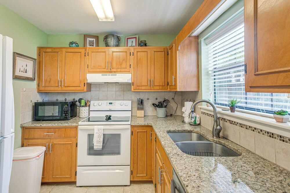 Convenient St Simons Island Home - 3 Mi to Beach!