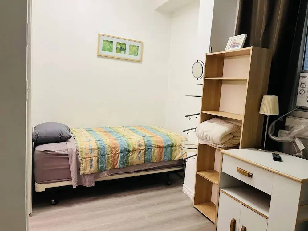 Moe's Suite Hotel