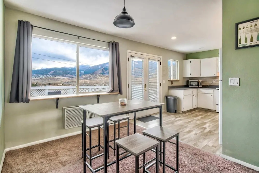 2brclose To Hiking & Garden of Godsbose Surround Sound Pet-friendly