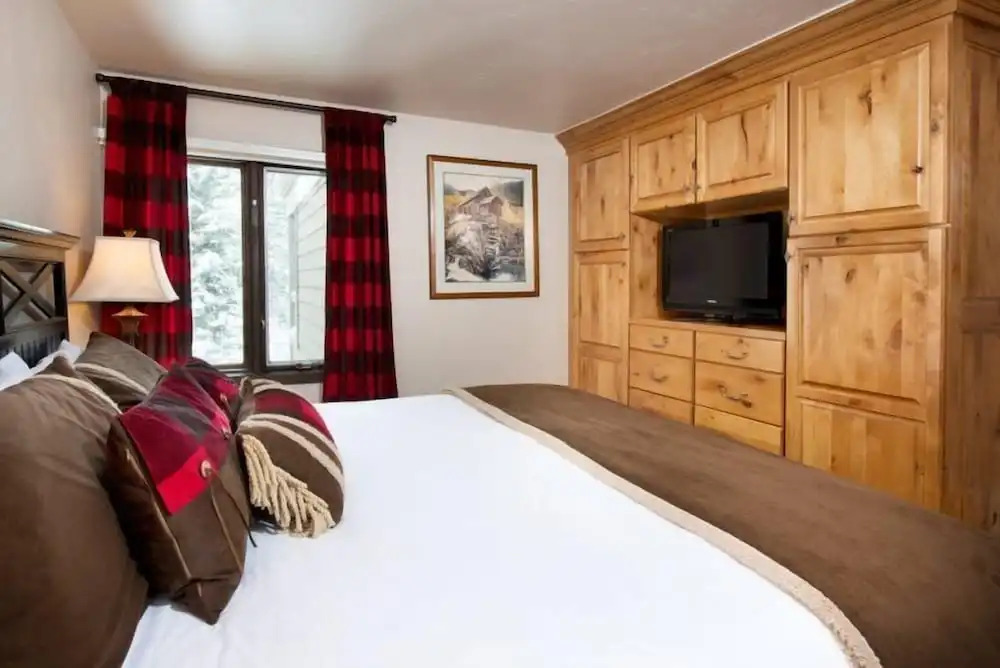 3 Bedroom Mountain Residence In The Heart Of Aspen With Amenities Including Heated Pool, Hot Tubs, Game Room And Spa