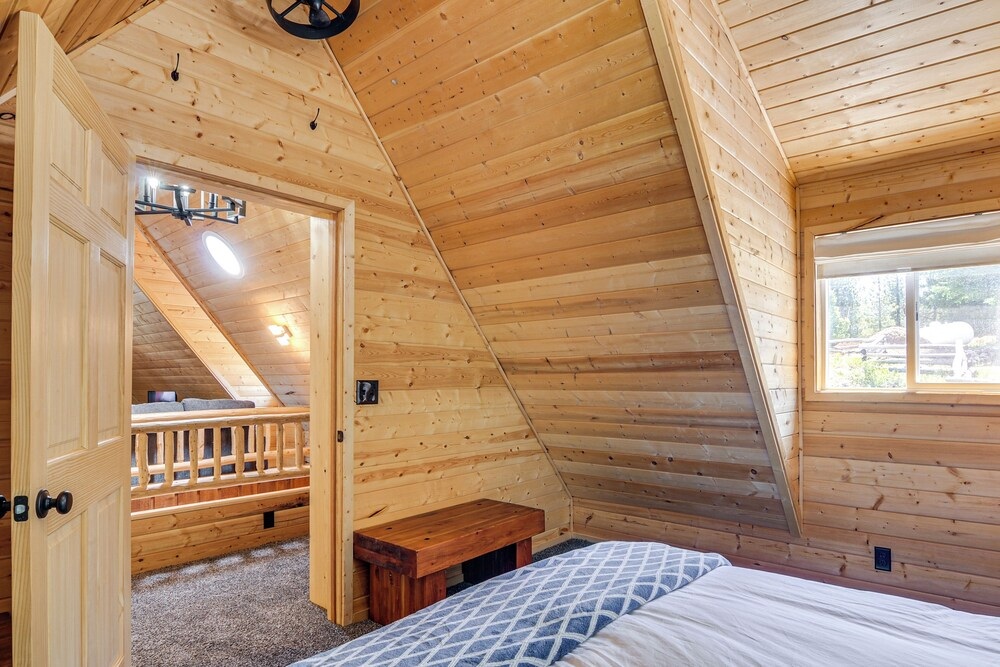 Inviting Utah Cabin w/ Spacious Deck + Fireplace!