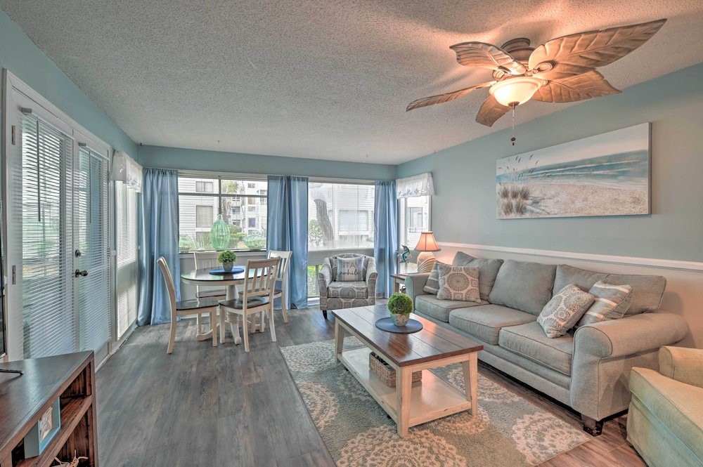 Walk to Ocean: Myrtle Beach Retreat w/ Sunroom