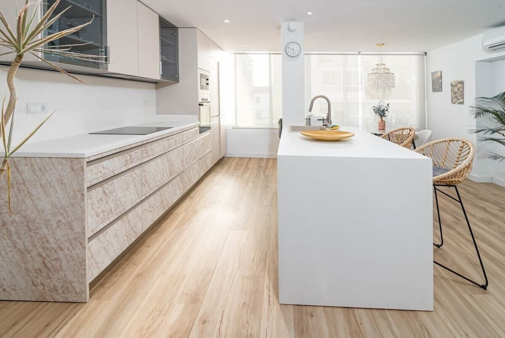 Eac3f- Modern & Light Apartment Steps From the sea