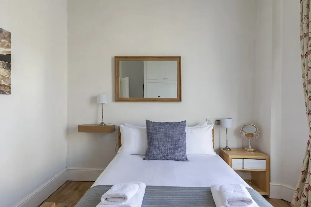Bright Clapham flat with private garden, sleeps 4