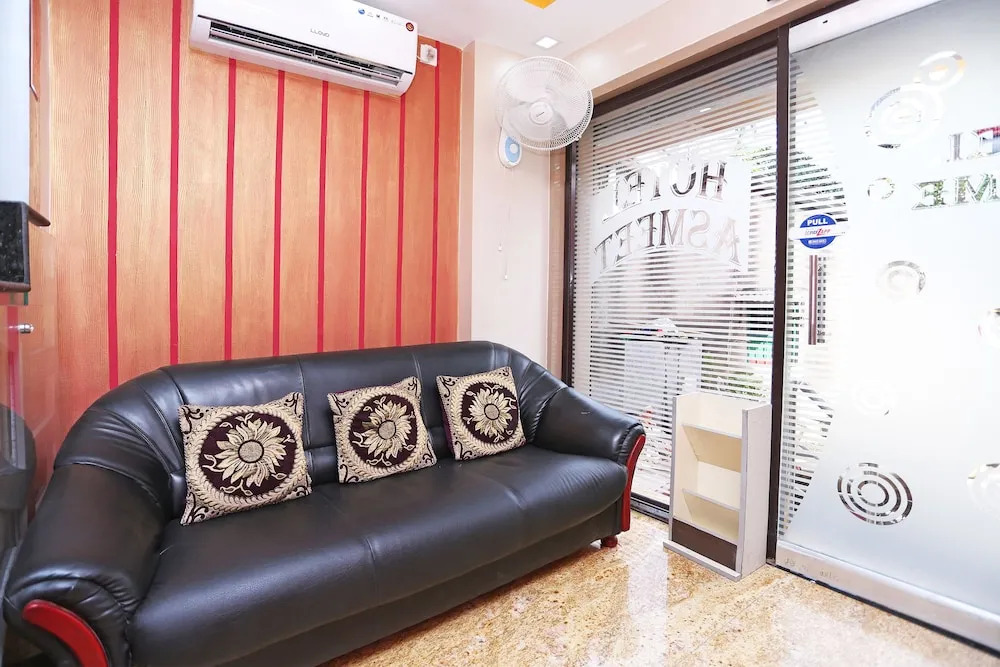OYO 9975 Hotel Asmeet