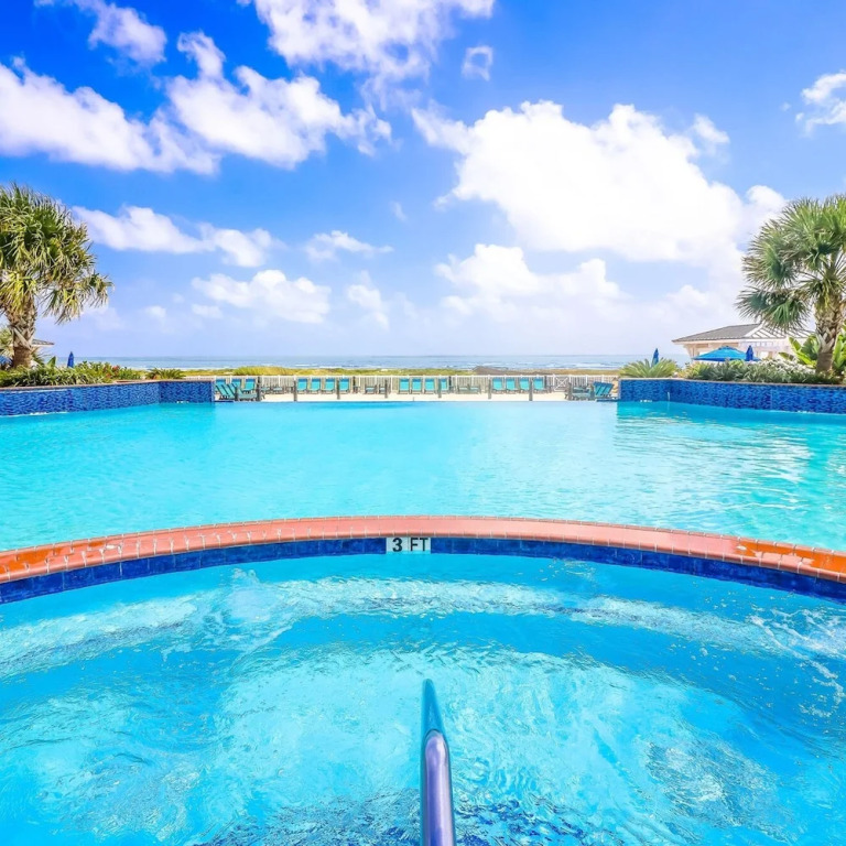 Resort Living on the Bay 2 bed 2 Bath Gorgeous Views Heated Infinity Pool Beach Access