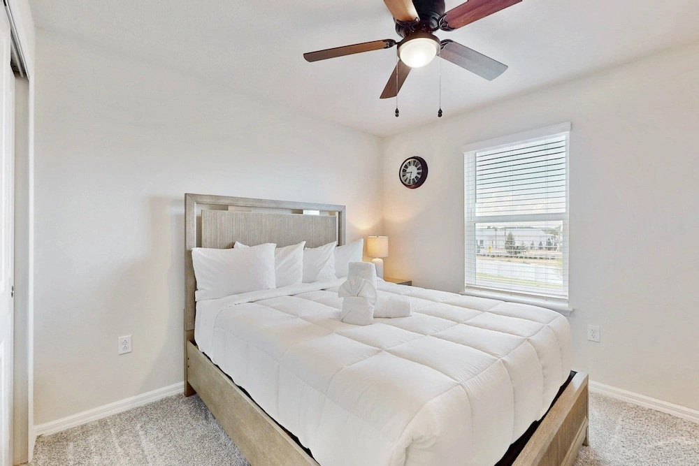 Beautiful Home With Private Pool, Space for the Whole Family & Pets