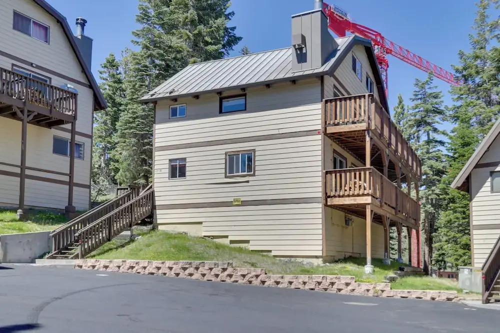 Mammoth Lakes Condo w/ Fireplace & Mountain Views
