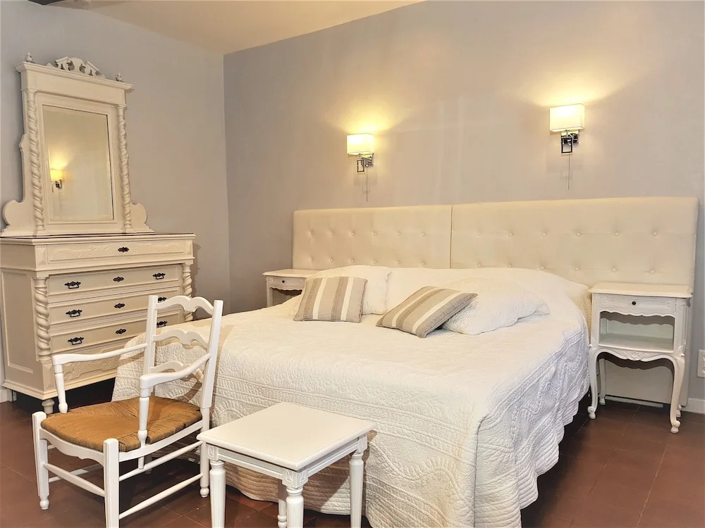 B&B with charm, quiet, kitchen, sw pool