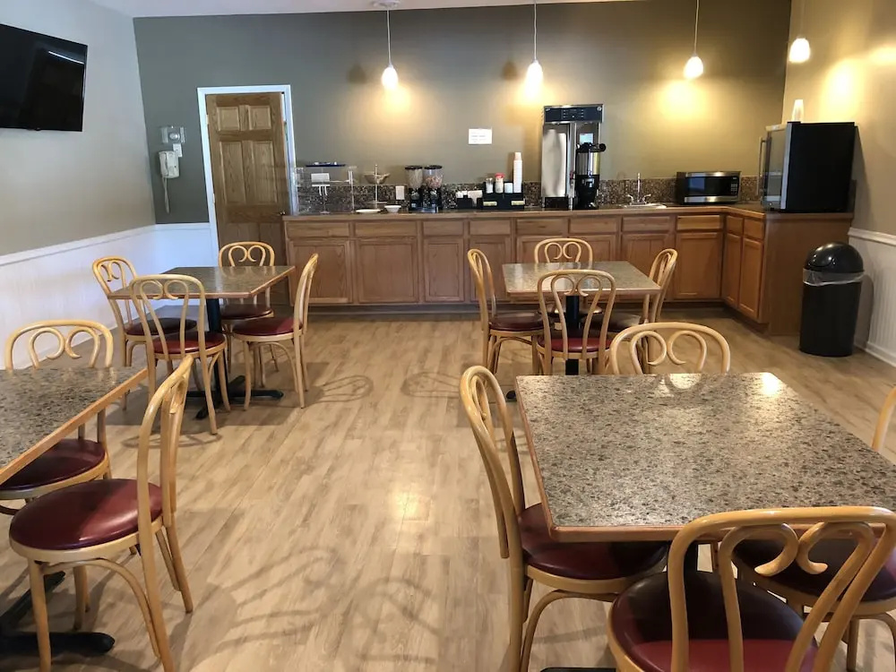 Sky Lodge Inn & Suites - Delavan