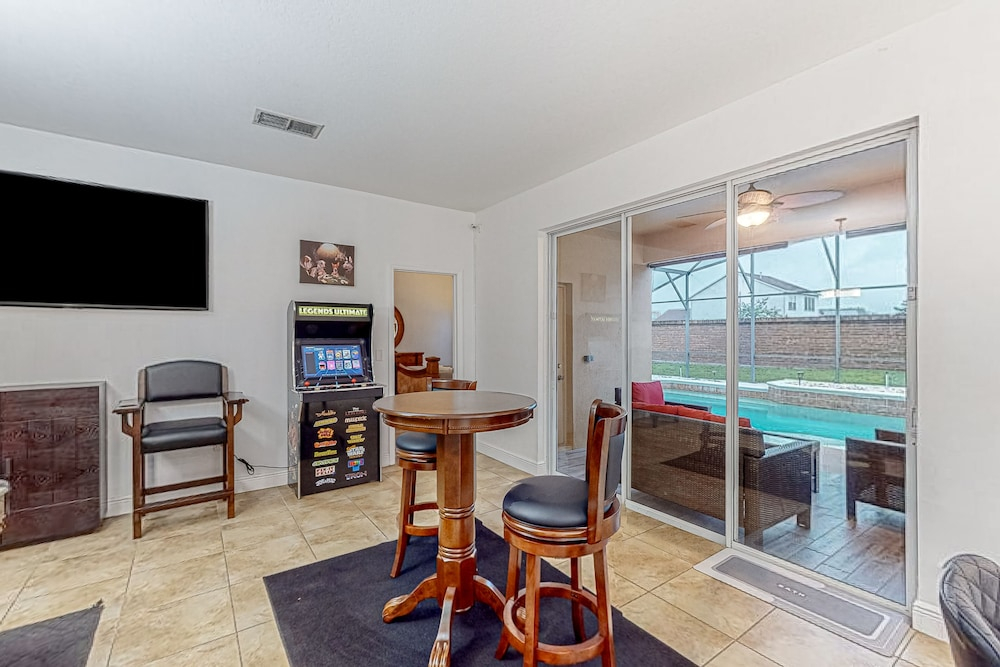 Sunlit Serenity Oasis House in Kissimmee With Private Pool, Pool Table, Tennis